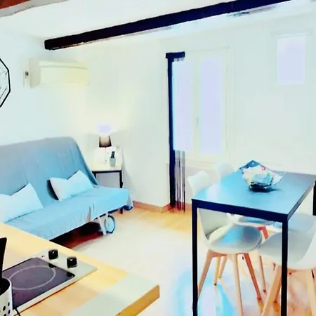 Studio For 4 People アパート *
